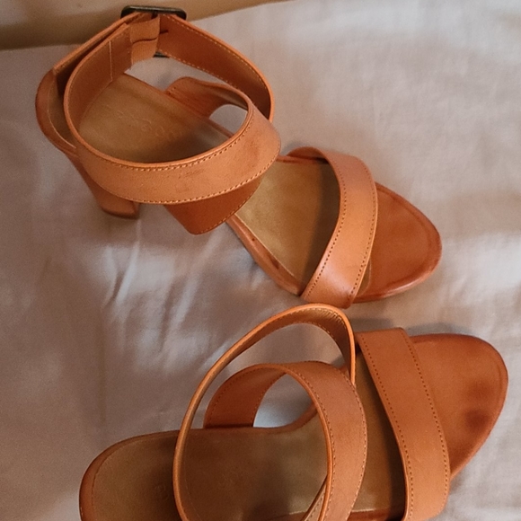 Tan sandals 👡 - Picture 2 of 3